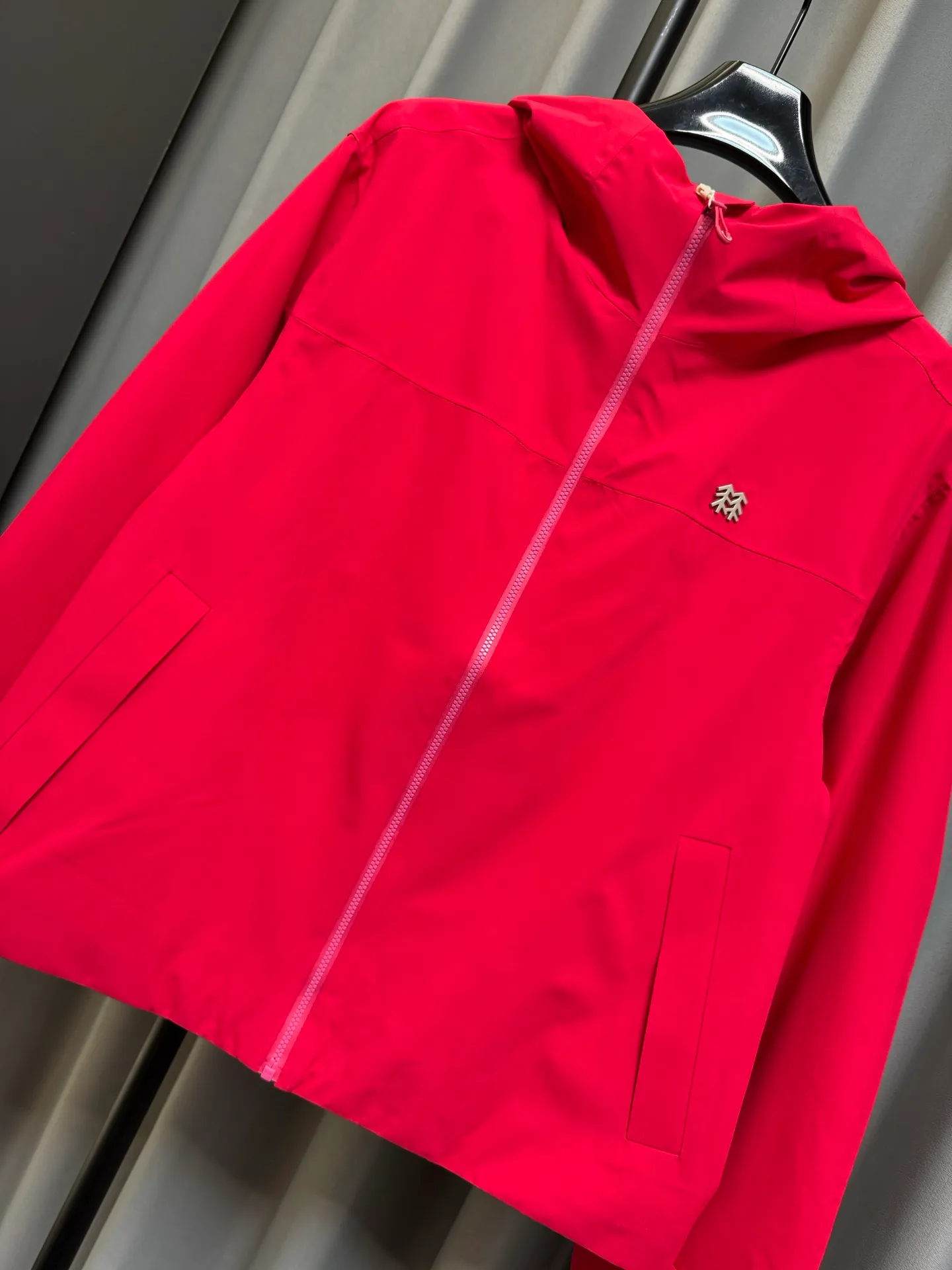[Premium Reproduction] KOLON SPORT 26fw 2L Short Soft Shell Jacket Loose Waterproof Windproof Wear-Resistant Breathable Jacket (Rose Red) Developed by Original B The top version of this women's jacket is made of polyester fabric with waterproof, windproof, and Wear-Resistant properties. It is equipped with a waterproof zipper. The hood, cuffs, and hem are adjustable and the fit is loose. It is suitable for summer outdoor scenes and can also be used for daily commuting. It not only meets the needs of basic outdoor protection, but also has a dazzling color design, taking into account both practicality and appearance. It is suitable for women who pursue professional outdoor functions and value the dressing effect. It is positioned as a practical model that takes into account both outdoor and daily life. Look for the version. Size：xs/s/m/l/xl